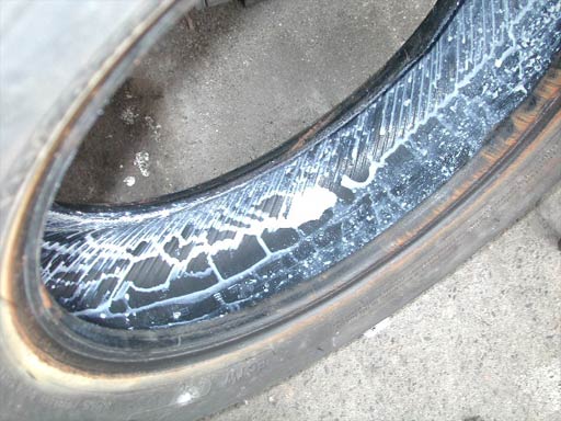 パンク修理剤を使った後のタイヤはどうなるのか